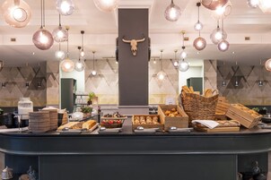 Desayuno buffet diario (EUR 25 por persona)