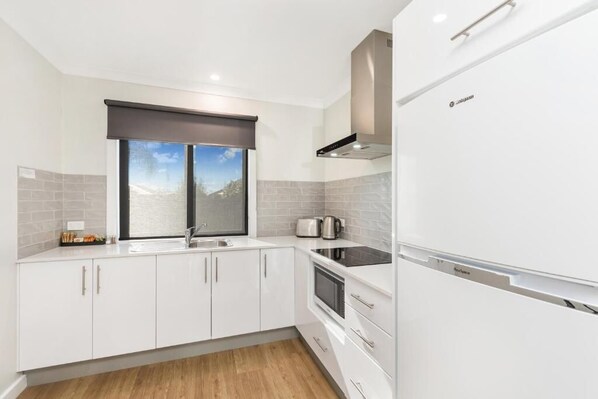 Tủ lạnh, lò vi sóng, dụng cụ pha cà phê/trà, ấm điện