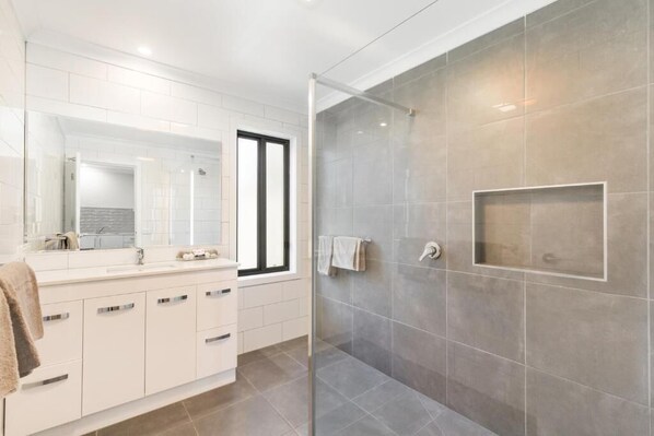 Free toiletries, hair dryer, towels - Allara Motor Lodge (White Hills)