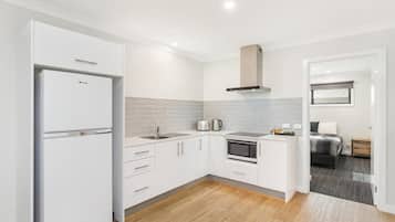 Apartamento Premium, 2 habitaciones | Cocina privada | Frigorífico, microondas (previa solicitud) y cafetera o tetera