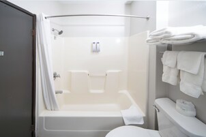 Bañera con ducha, bañera profunda, cabezal de ducha con hidromasaje