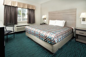 Habitación estándar, 1 cama King size | Edredón, escritorio y espacio para trabajar con laptop 
