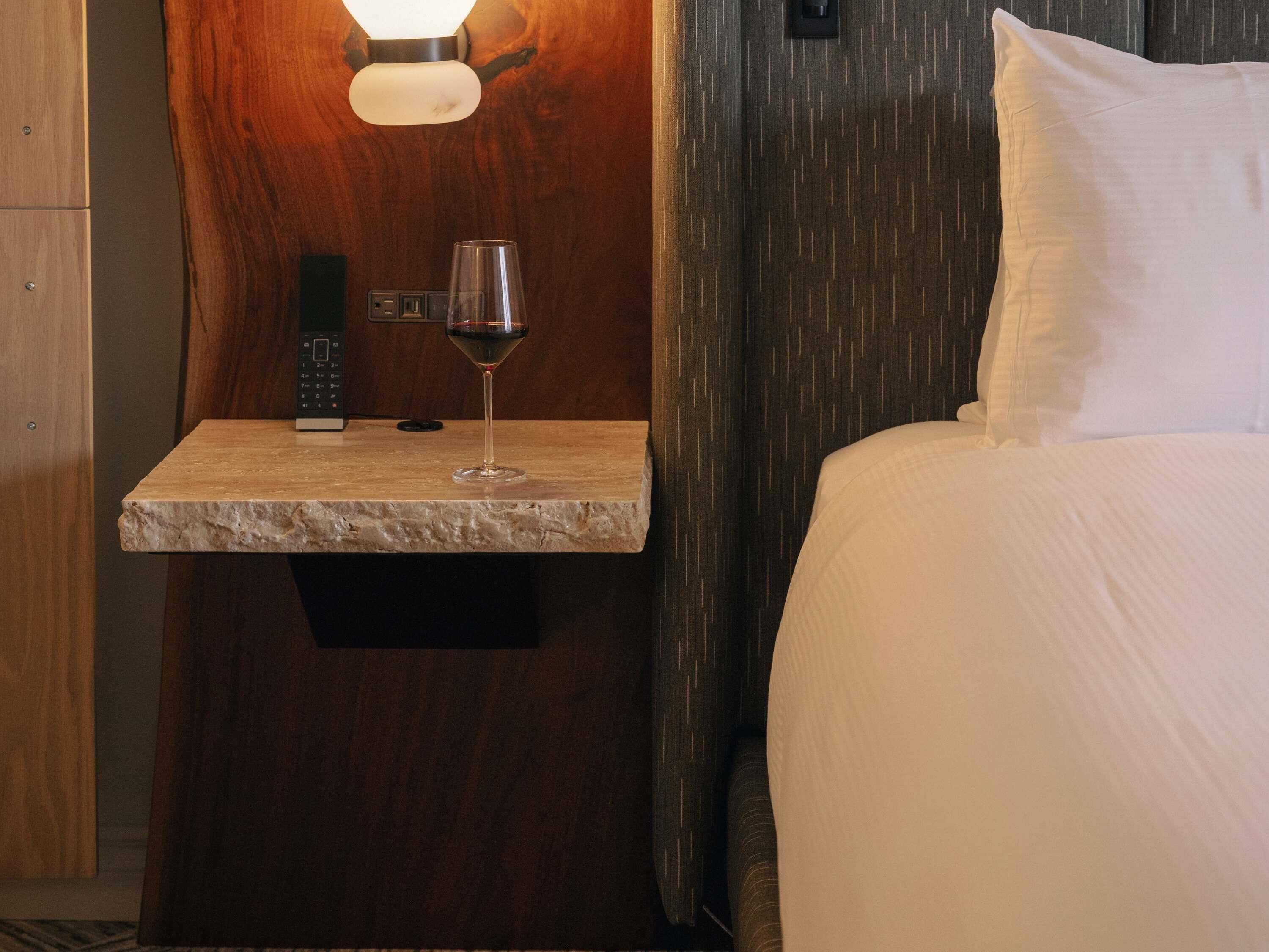 Ropa de cama de alta calidad, colchones con acolchado adicional, minibar