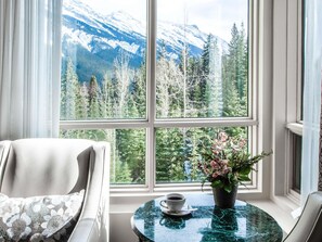 Deluxe Room, 1 King Bed | Premium bedding, pillowtop beds, minibar, in-room safe