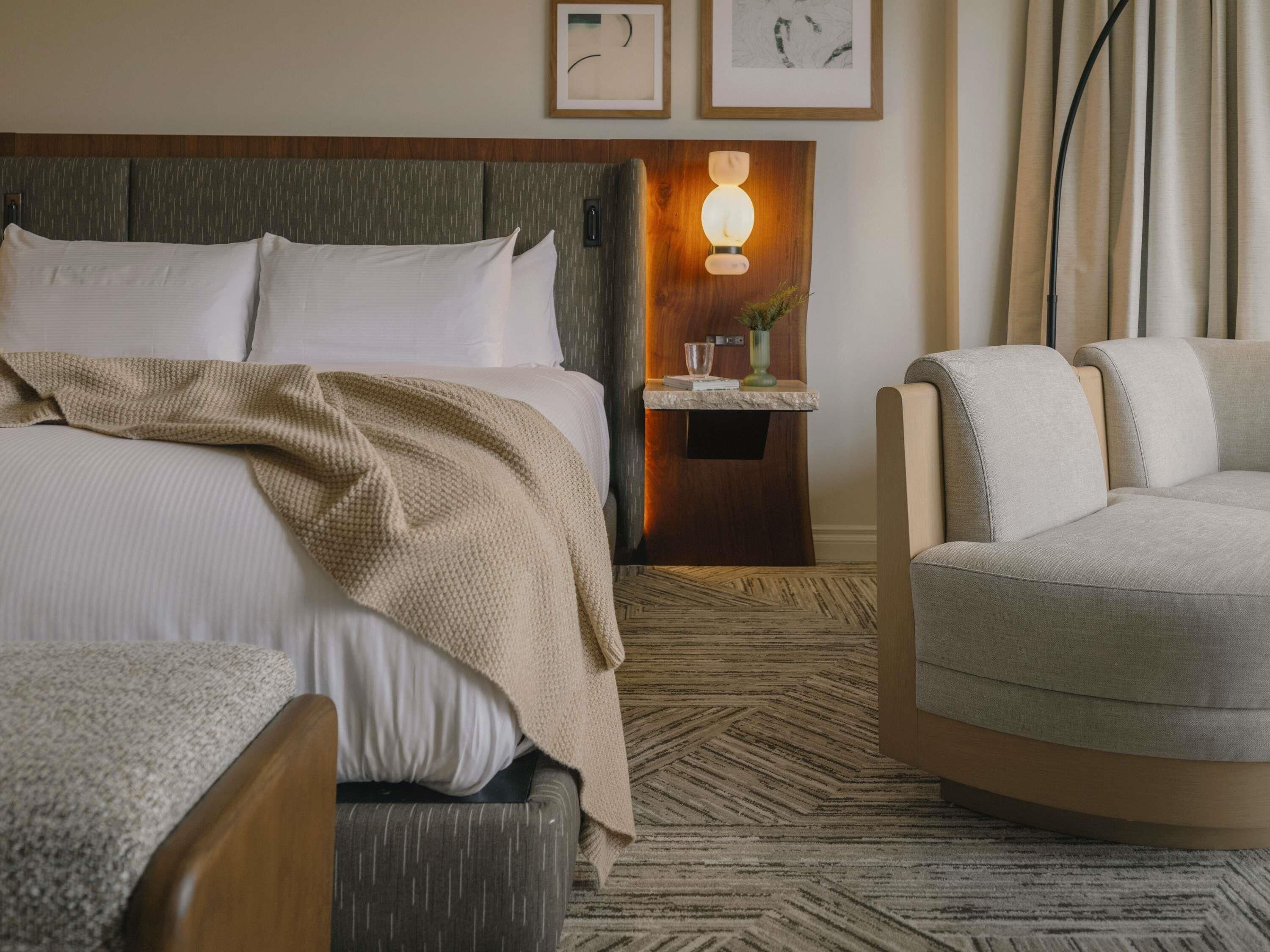 高档床上用品、加厚床垫、迷你吧、客房内保险箱