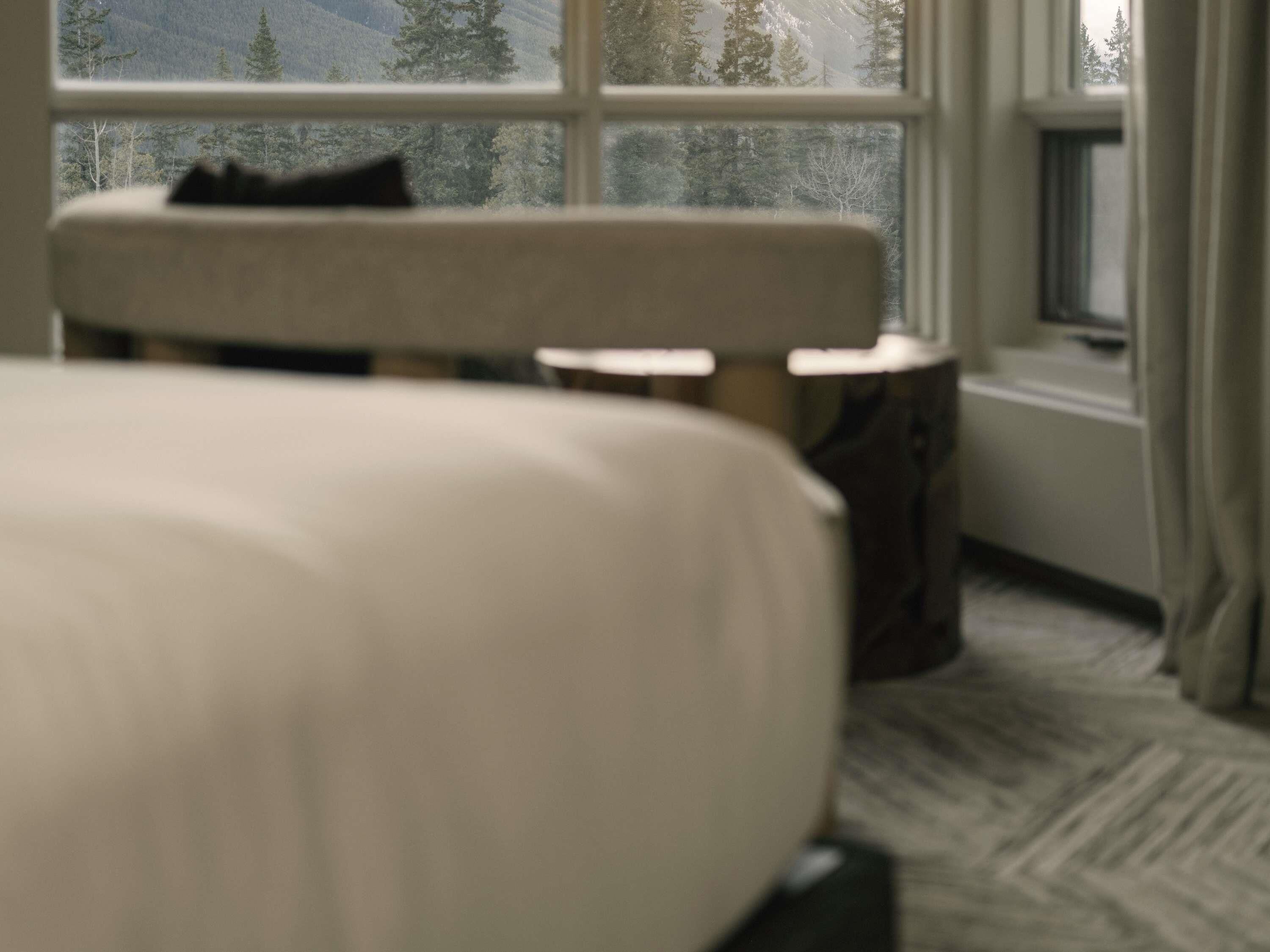 高档床上用品、加厚床垫、迷你吧、客房内保险箱