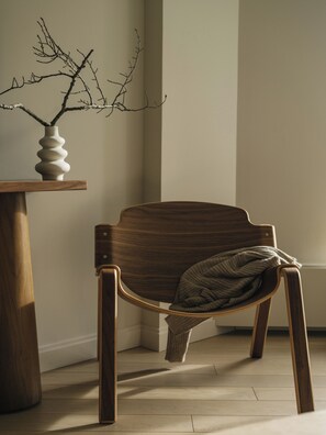 高档床上用品、加厚床垫、迷你吧、客房内保险箱