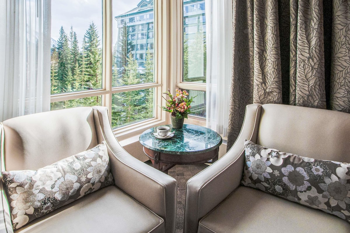 Premium bedding, pillow-top beds, minibar, in-room safe