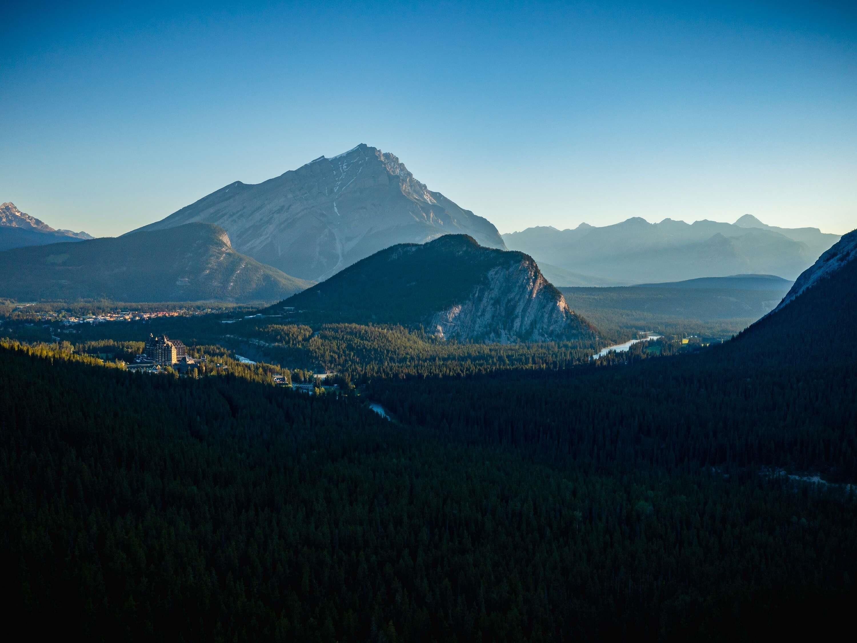 高档床上用品、加厚床垫、迷你吧、客房内保险箱