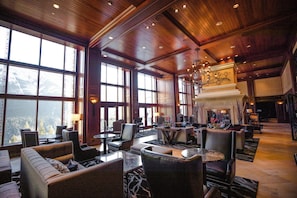 2 bars/lounges