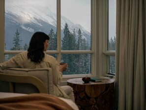 高档床上用品、加厚床垫、迷你吧、客房内保险箱