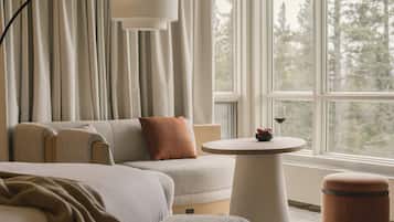 Classic Room, 1 King Bed | Premium bedding, pillowtop beds, minibar, in-room safe