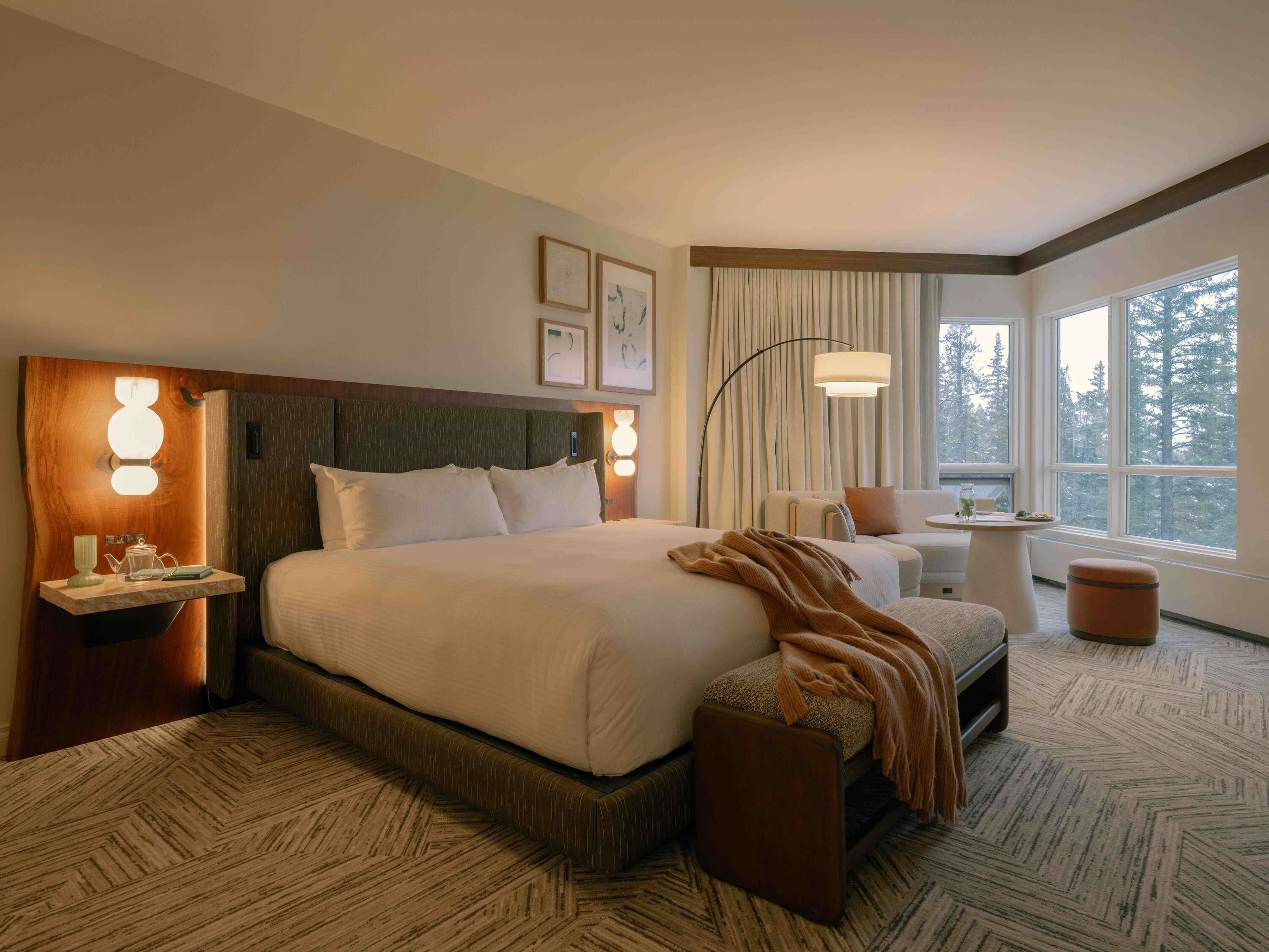 高档床上用品、加厚床垫、迷你吧、客房内保险箱