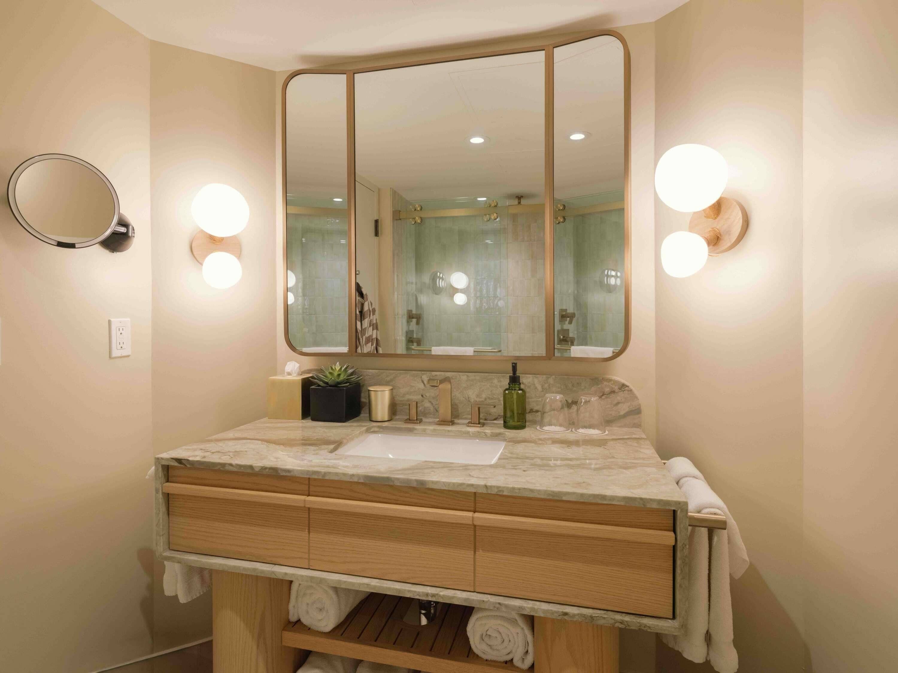 高档床上用品、加厚床垫、迷你吧、客房内保险箱