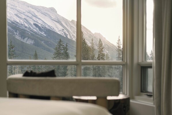 Premium bedding, pillowtop beds, minibar, in-room safe - Rimrock Banff, Emblems Collection (Banff)