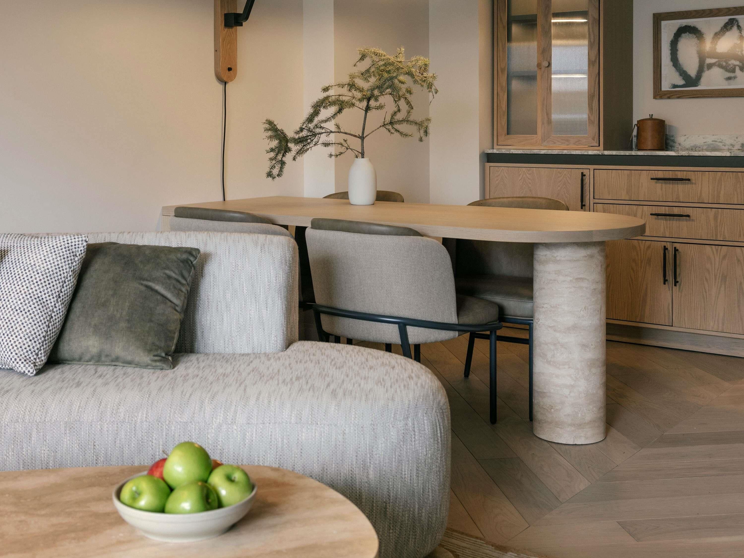 高档床上用品、加厚床垫、迷你吧、客房内保险箱