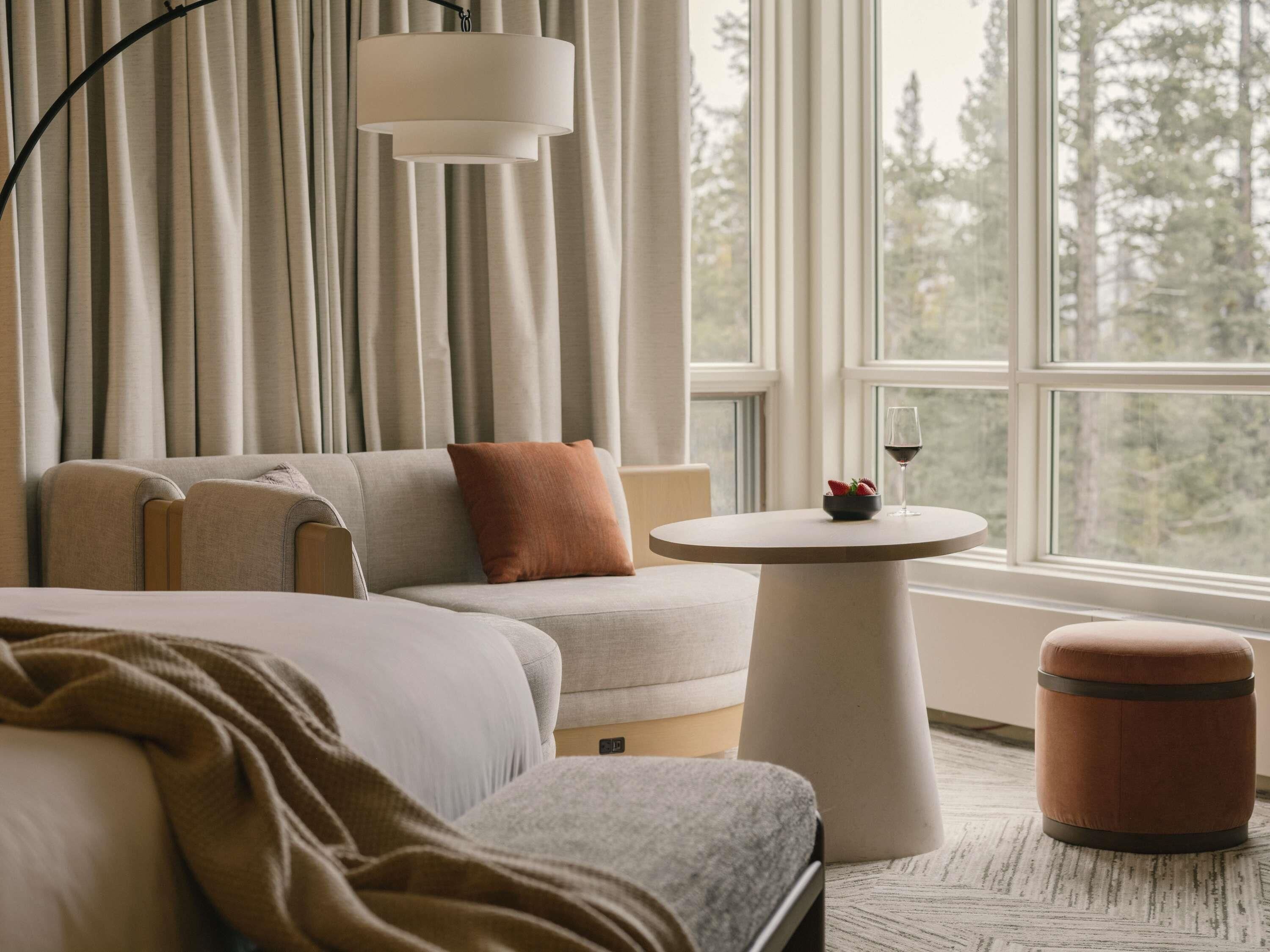 高档床上用品、加厚床垫、迷你吧、客房内保险箱