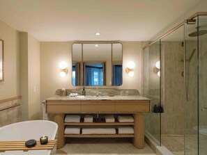 淋浴/盆浴组合、名牌洗护用品、吹风机、浴袍
