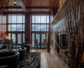2 bars/lounges