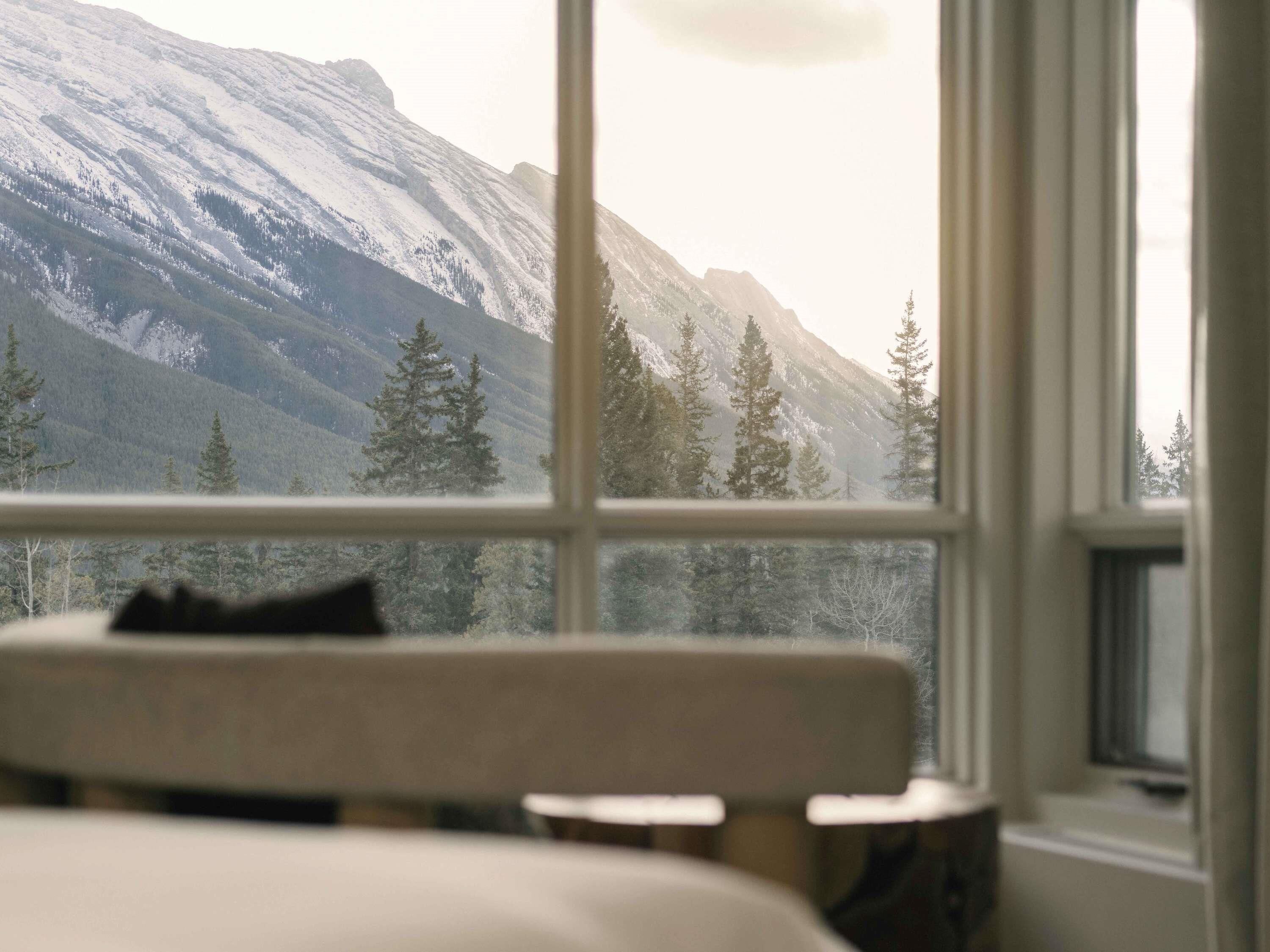 高档床上用品、加厚床垫、迷你吧、客房内保险箱