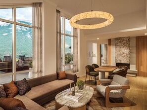 Premium bedding, pillow-top beds, minibar, in-room safe - Rimrock Banff, Emblems Collection (Banff)