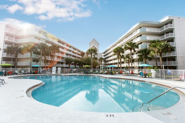 Una piscina al aire libre