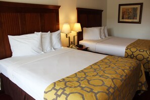 Habitación estándar | Ropa de cama de alta calidad, caja fuerte, escritorio y cortinas opacas