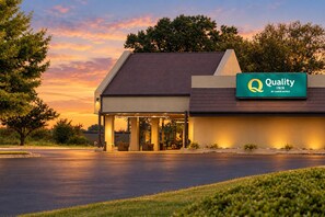 Un hôtel doté d’une entrée couverte, d’une enseigne indiquant qu’il s’agit d’un Quality Inn, une marque du groupe Choice Hotels, et d’un parking situé à l’avant.