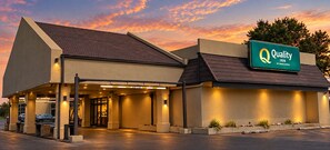 A hotel with a sign reading 'Quality Inn by Choice Hotels,' featuring a modern design with a flat roof and a covered entrance. - Quality Inn Blytheville (Blytheville)