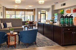 A hotel lobby with a seating area, a bar, and a kitchenette. - Quality Inn Blytheville (Blytheville)