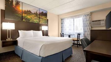 Dobbeltrom, 1 dobbeltseng | Sengetøy av topp kvalitet, skrivebord og blendingsgardiner