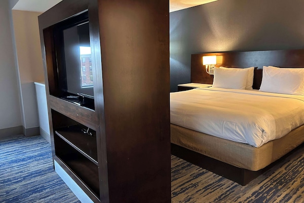 Ropa de cama de alta calidad, muebles diferentes y escritorio