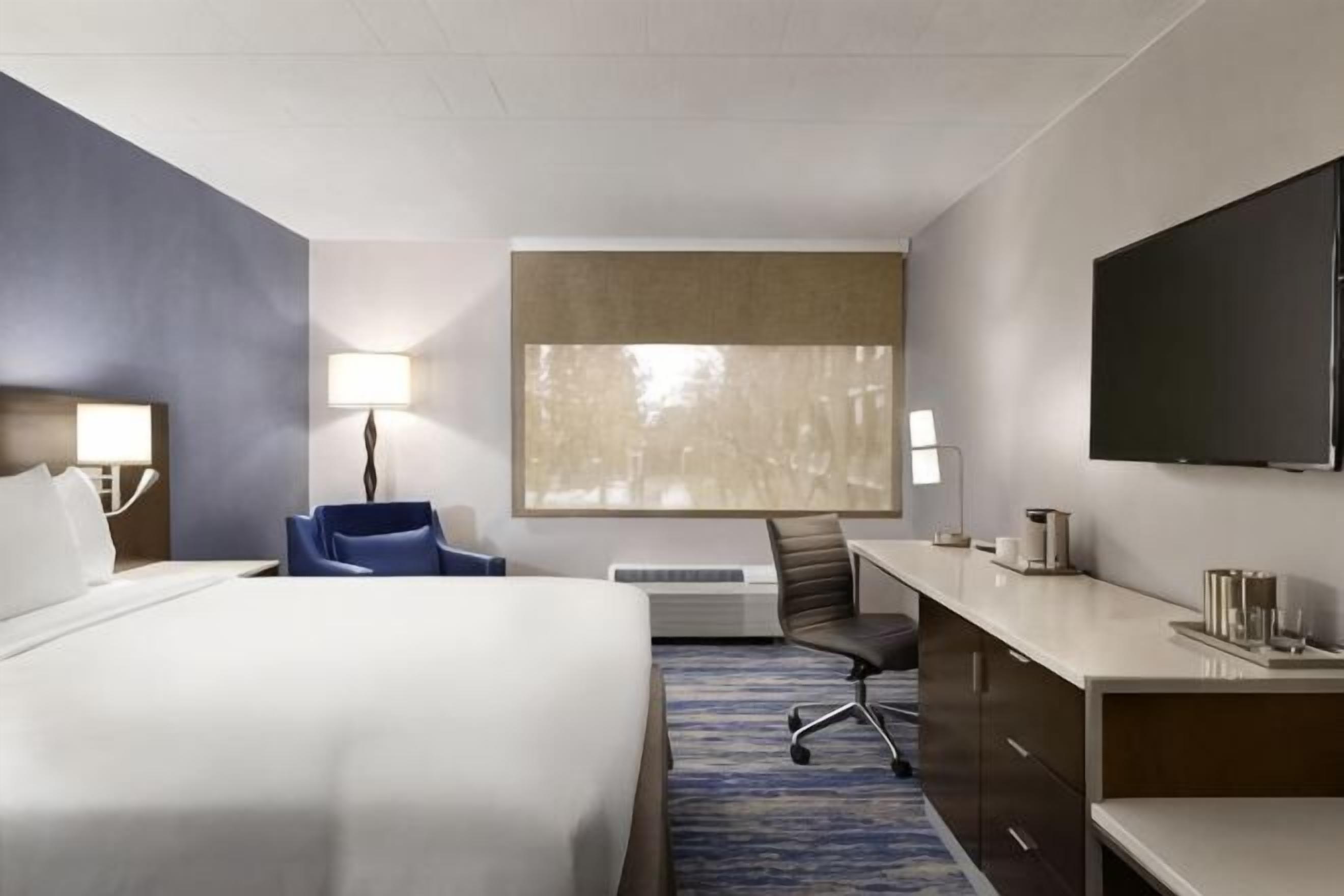 Ropa de cama de alta calidad, muebles diferentes y escritorio 