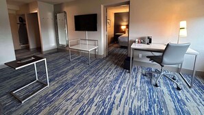 Suite, 1 kingsize-seng, ikke-røyk, kjøleskap (Separate Living Room;with Sofabed)