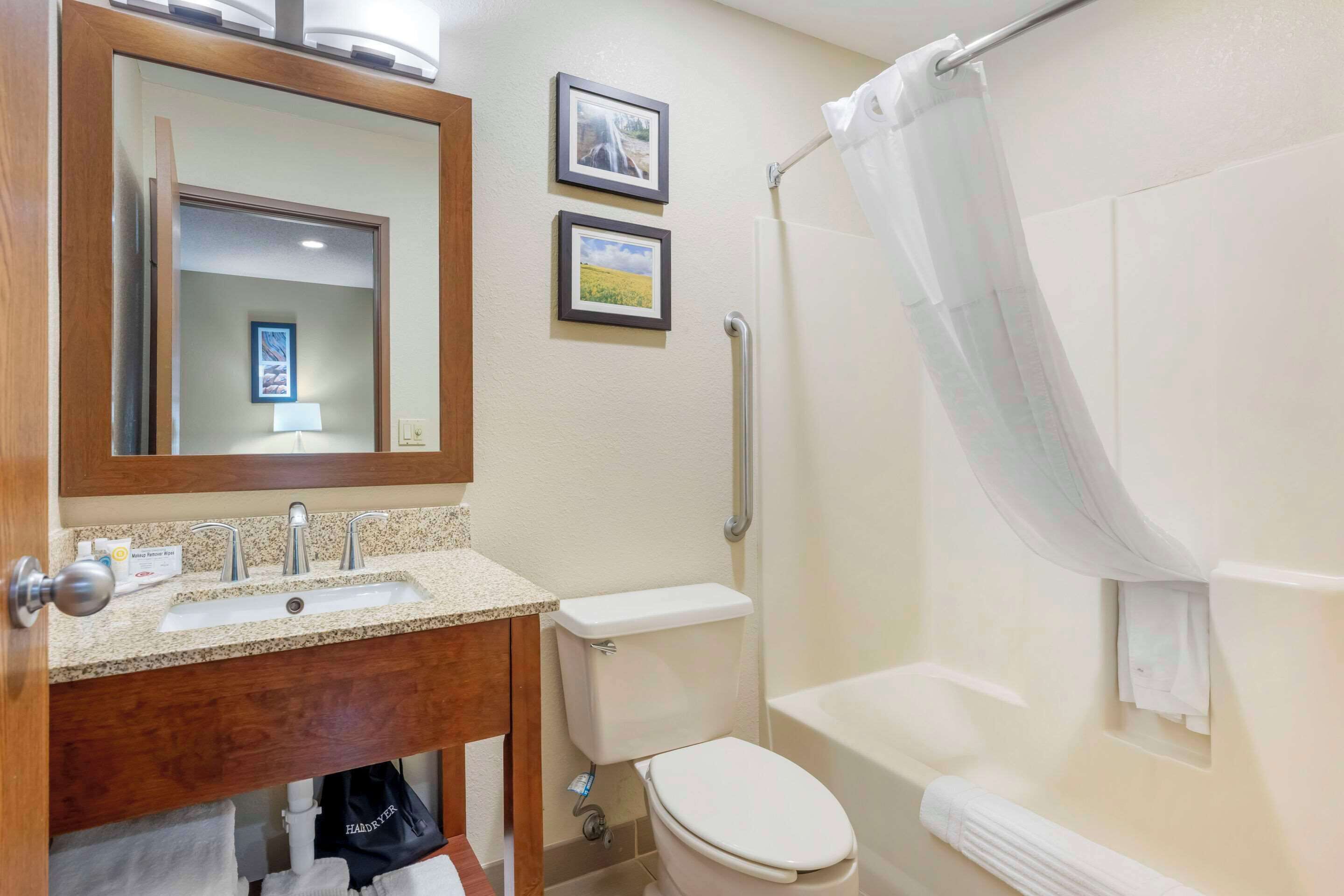 suite, 1 king bed, non smoking, hot tub | desk, blackout curtains, soundproofing, iron/ironing board