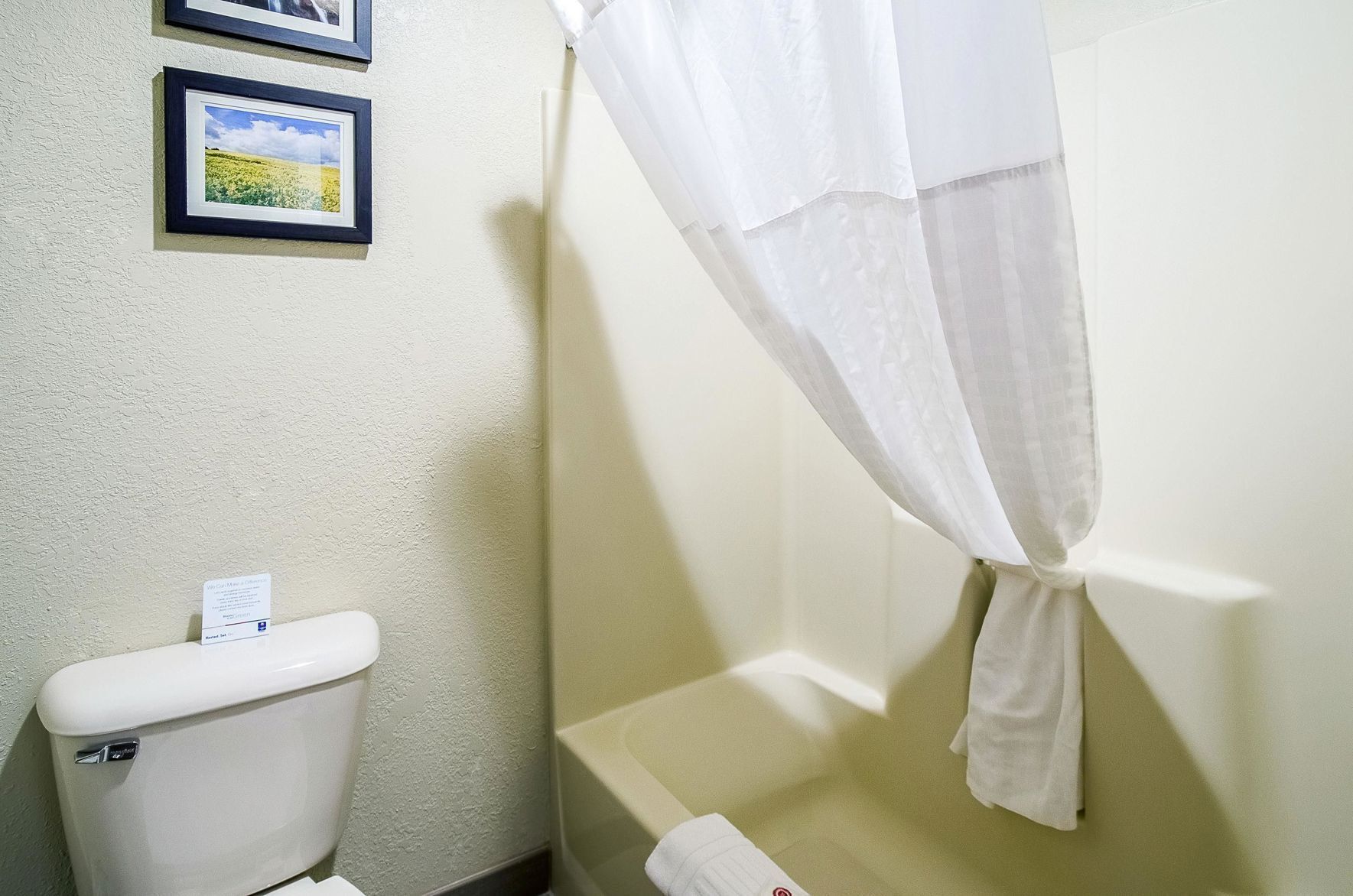 Badezimmer | Duschwanne, kostenlose Toilettenartikel, Haartrockner, Handtücher