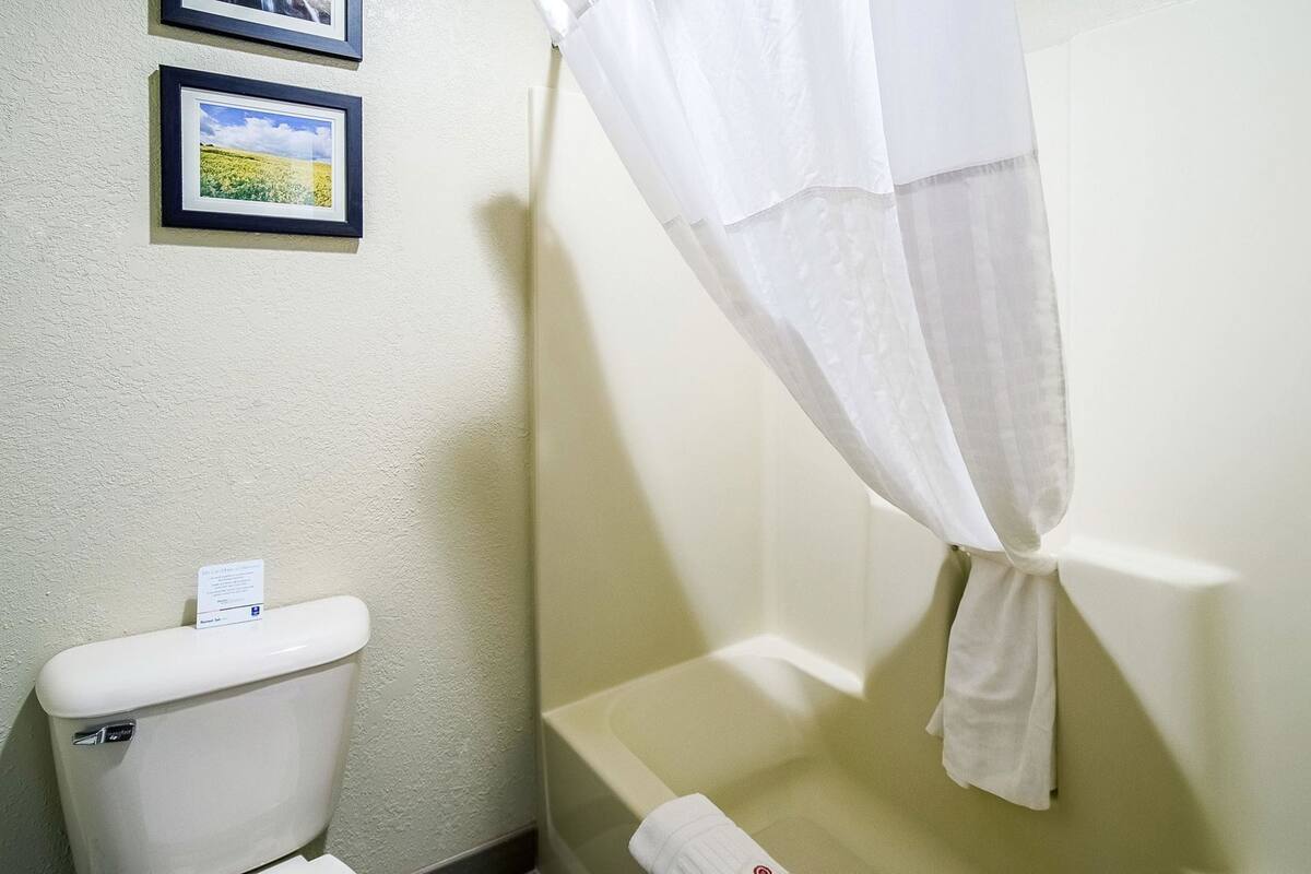 Badezimmer | Duschwanne, kostenlose Toilettenartikel, Haartrockner, Handtücher