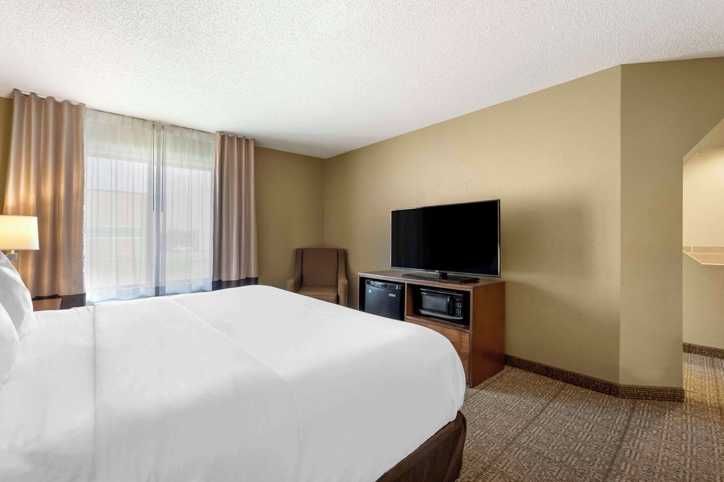 suite, 1 king bed, non smoking, hot tub | desk, blackout curtains, soundproofing, iron/ironing board