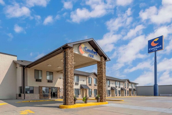 A Comfort Inn hotel with a covered entrance, multiple rooms, and a parking lot.