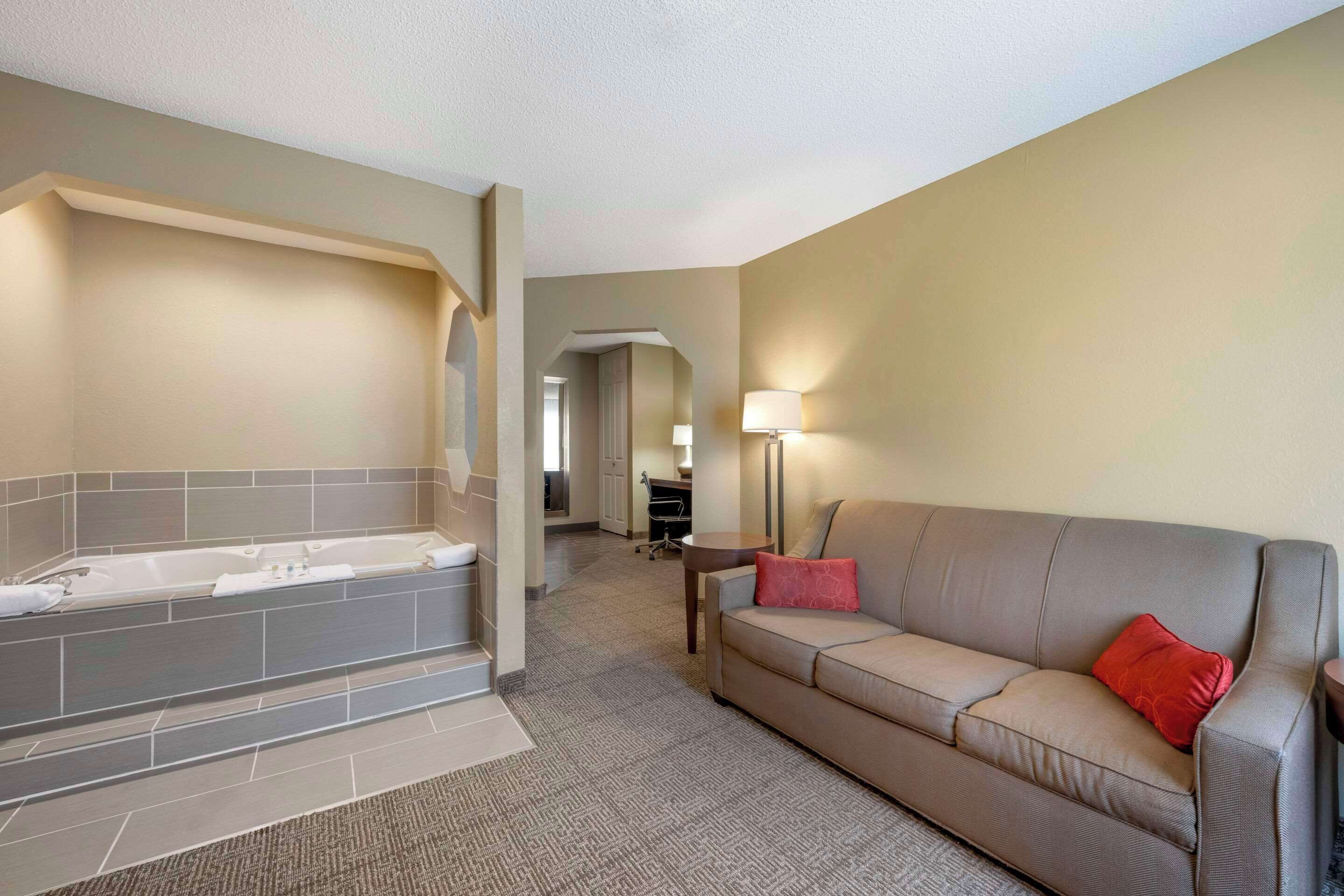 Escritorio, cortinas blackout y sistema de insonorización 