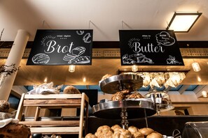 Frokostbuffé hver dag (EUR 24 per person)