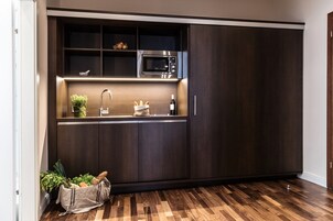 Ropa de cama de alta calidad, colchones con pillow-top y minibar 