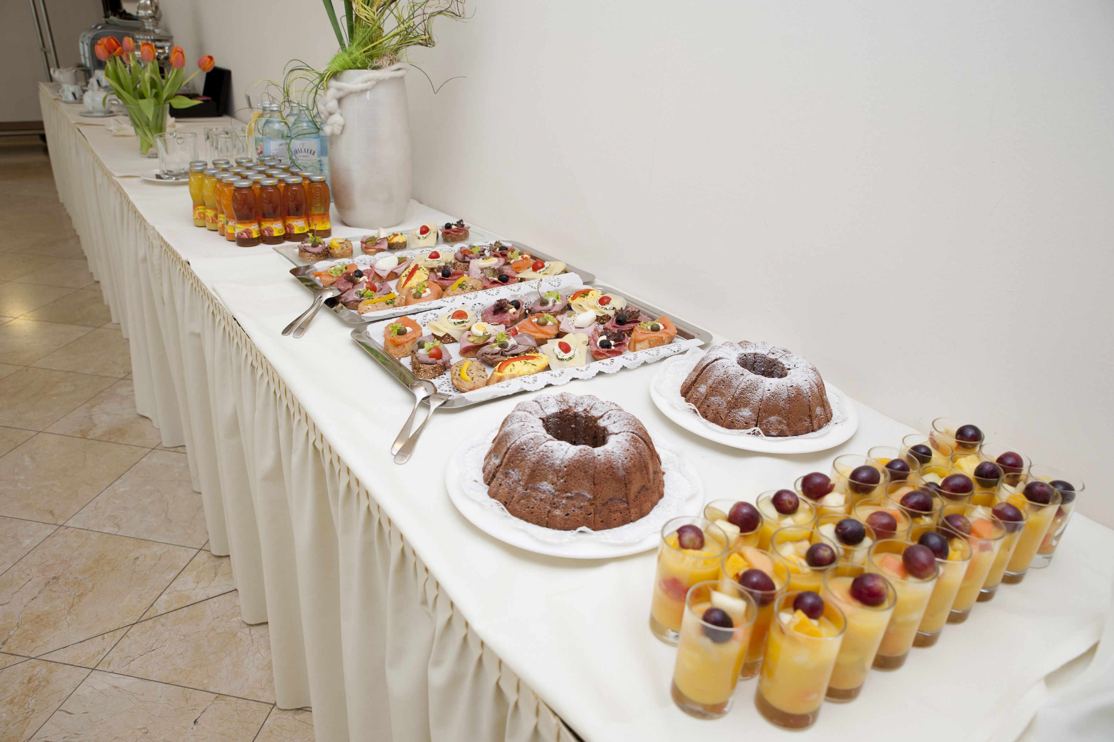 Un tavolo per buffet con diversi cibi e bevande.