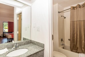 Chuveiro/banheira combinados, toalhas de banho