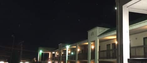 Depan hartanah - siang/malam