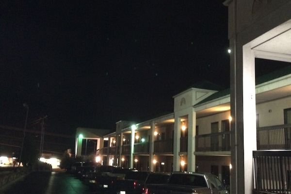 Fachada de la propiedad por la tarde o noche