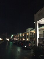 住宿正面 (夜晚)