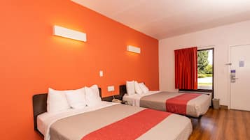 Chambre Deluxe, 2 lits doubles, non-fumeurs, réfrigérateur et four à micro-ondes | Bureau, espace de travail pour ordinateur portable