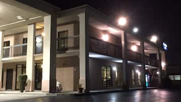 住宿正面 (夜晚)