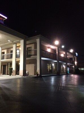 Front of property - evening/night - Motel 6 Kingsport, TN (Kingsport)
